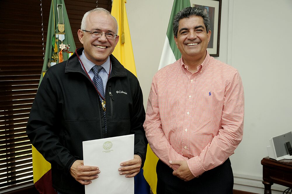 Gobernador condecoró al quindiano César Ocampo director de Colciencias por dejar en alto el nombre del departamento en el mundo