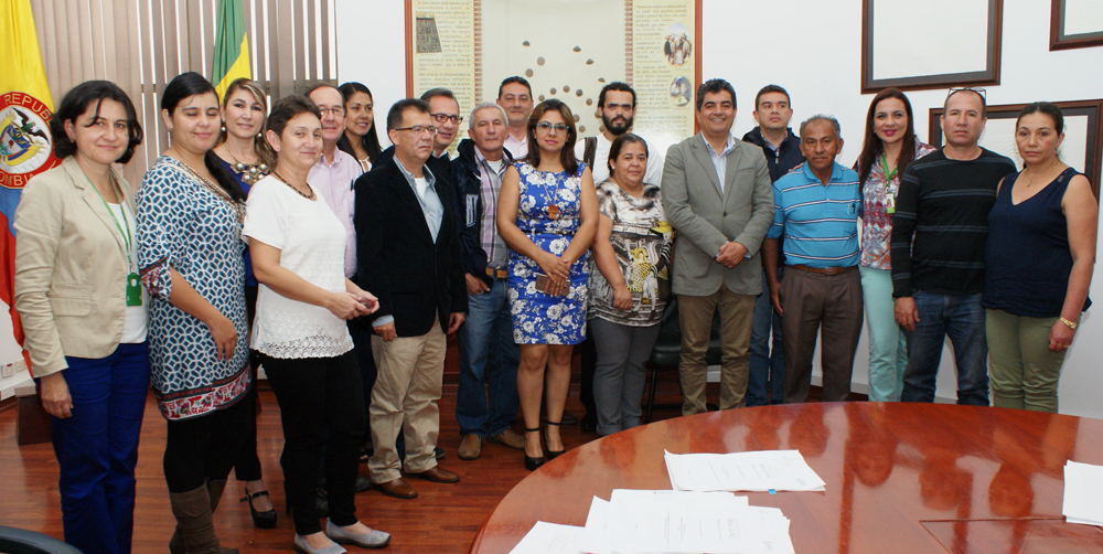 Cinco alianzas productivas firmadas por el gobernador del Quindío beneficiarán a 200 agricultores del departamento