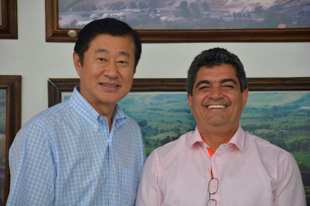 Embajador de China visitó el Quindío y fue honrado con el botón del Paisaje Cultural Cafetero PCC