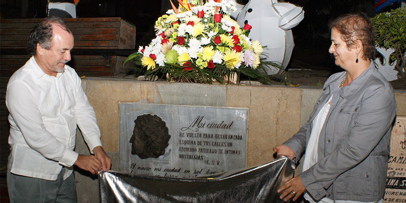 En honor a la poetisa Carmelina Soto la Gobernación del Quindío y la Alcaldía de Armenia instalaron su escultura en el parque Sucre