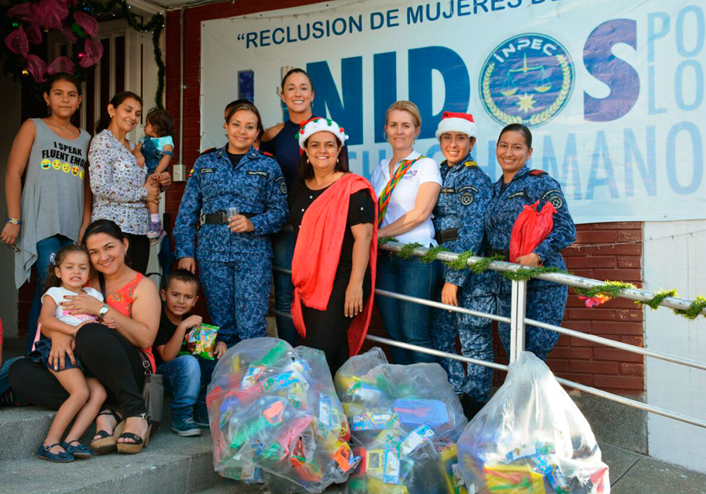 Gobierno del Padre Carlos Eduardo Osorio continúa la entrega de regalos de Navidad para los niños del Quindío en la cárcel de mujeres