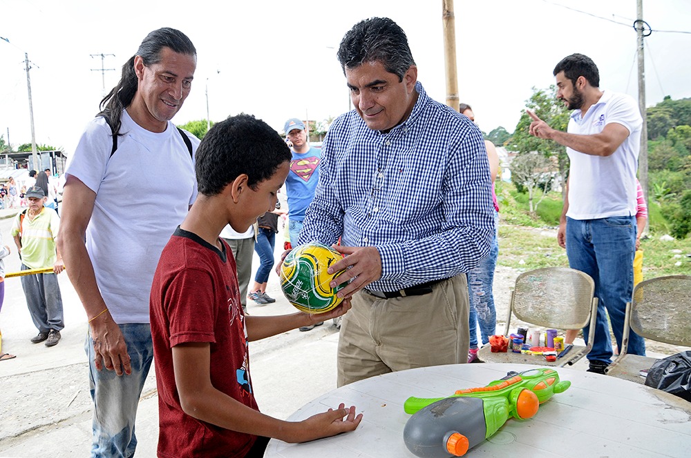 Gobernador del Quindío lideró intercambio de juguetes bélicos por lúdicos en el barrio LincoIn de Calarcá