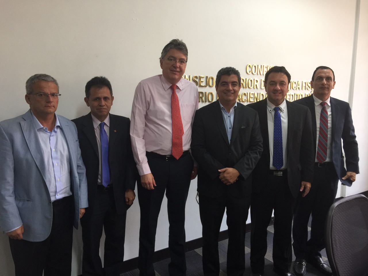 Gobernador del Quindío visitó al ministro de Hacienda en busca de gestionar recursos para el aeropuerto El Edén