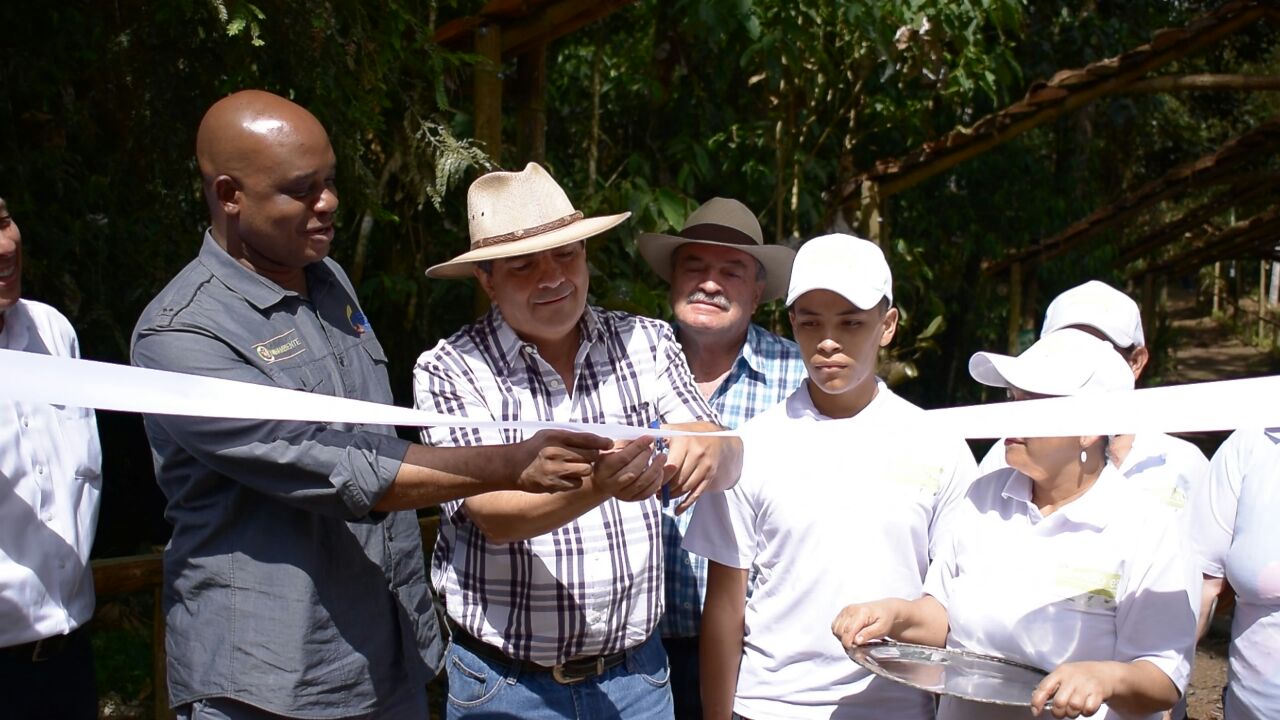 En la inauguración de los Bosques de Paz en el Quindío gobernador invitó a respetar la diversidad para acabar con el conflicto