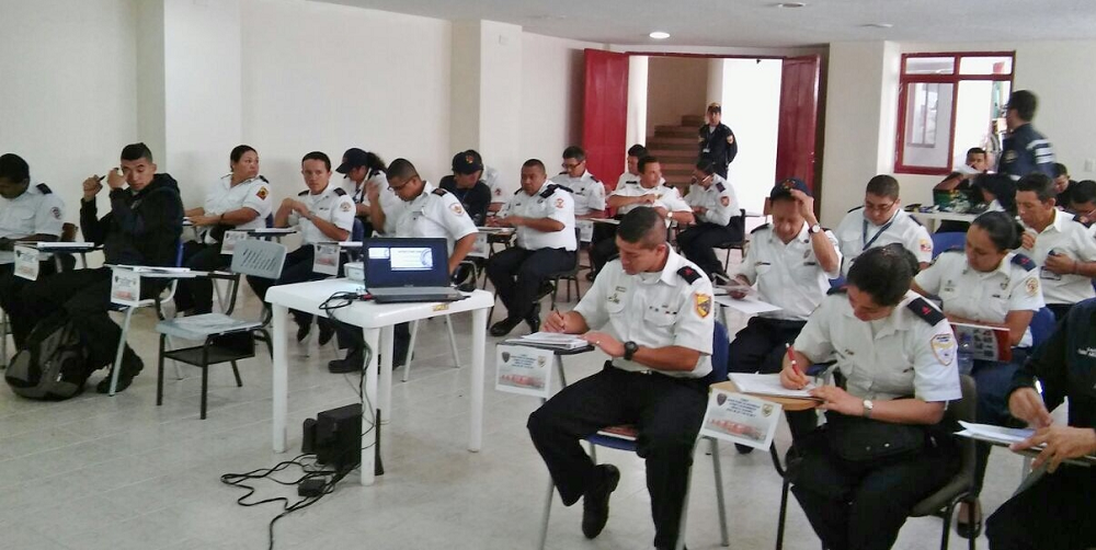 Gobierno departamental impulsa el fortalecimiento del personal bomberil del Quindío