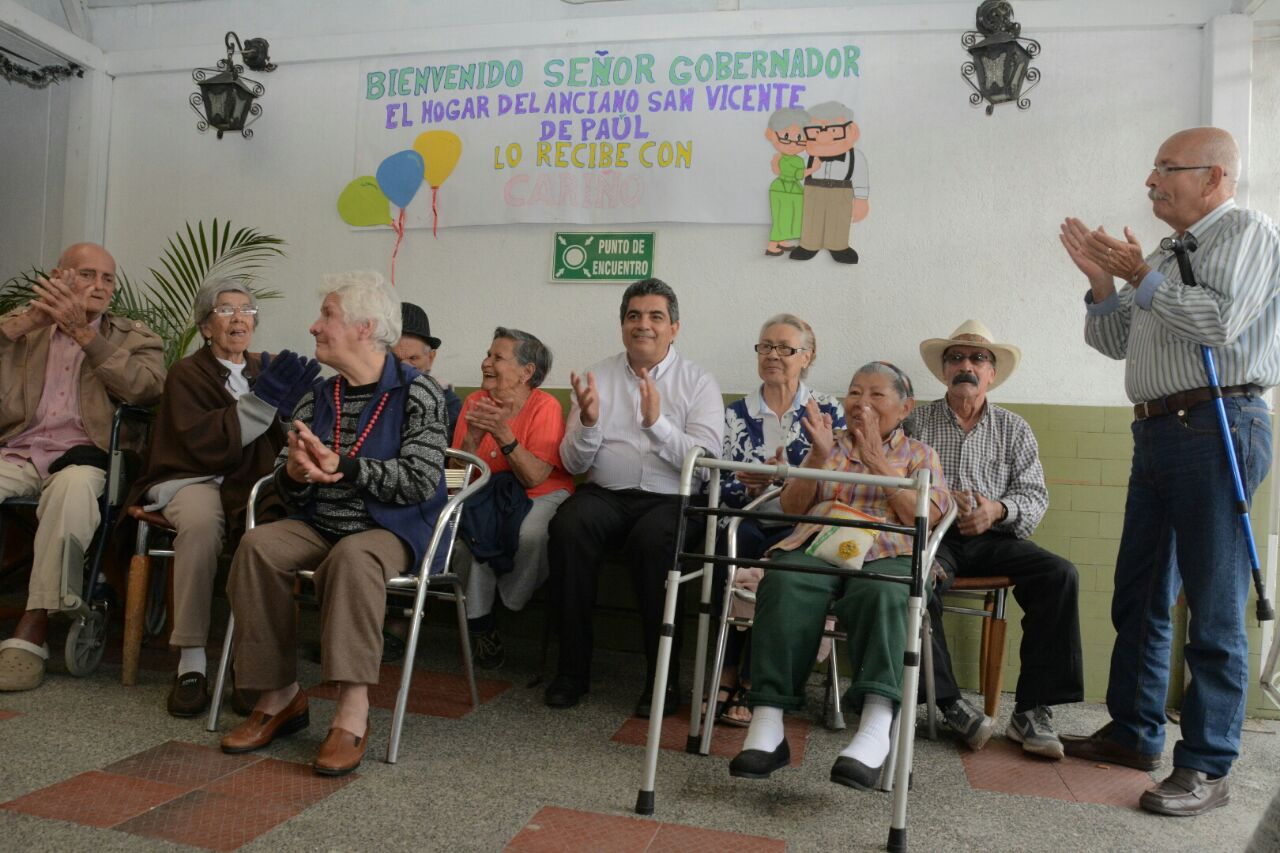 Adultos mayores del hogar San Vicente de Paúl de Circasia agradecidos por visita del gobernador 