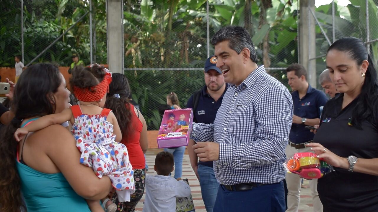 Gobernador del Quindío comenzó su visita por los municipios para llevarles alegría e incentivar el espíritu navideño en los niños y niñas del departamento