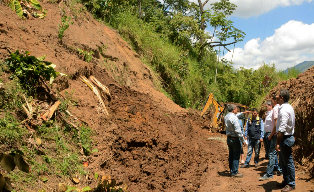 Gobierno departamental y Comité de Cafeteros hacen frente a las emergencias viales generadas por las lluvias en Pijao