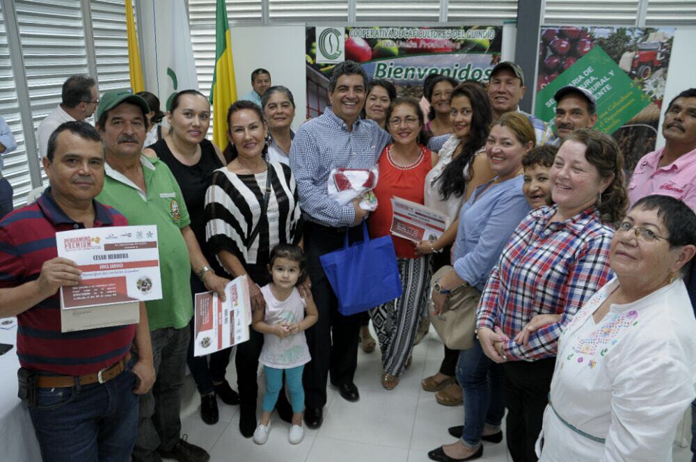 Con la entrega de cheques a los ganadores de subasta de Café Gobernación del Quindío incentiva a caficultores del departamento