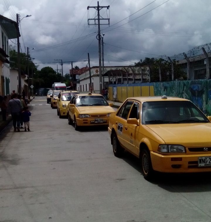 Paro de taxistas transcurrió con tranquilidad en el Quindío IDTQ acompañó el recorrido