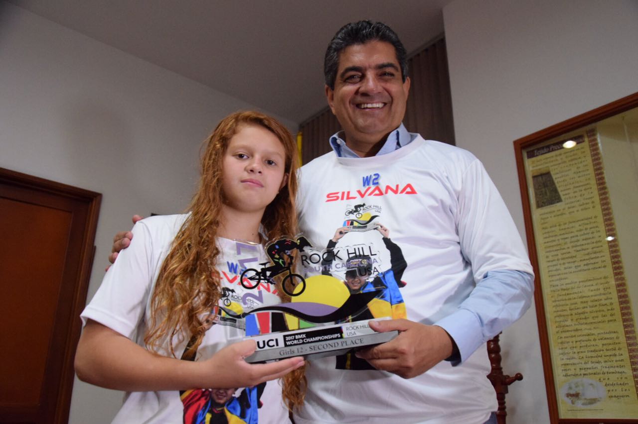 La bicicrosista Silvana Muñoz agradeció al Padre Carlos Eduardo Osorio Buriticá por el apoyo que le ha brindado