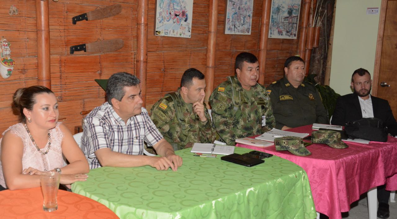 En visita al sector rural de Quebradanegra y La Virginia gobernador acordó mayor acompañamiento policivo en la zona