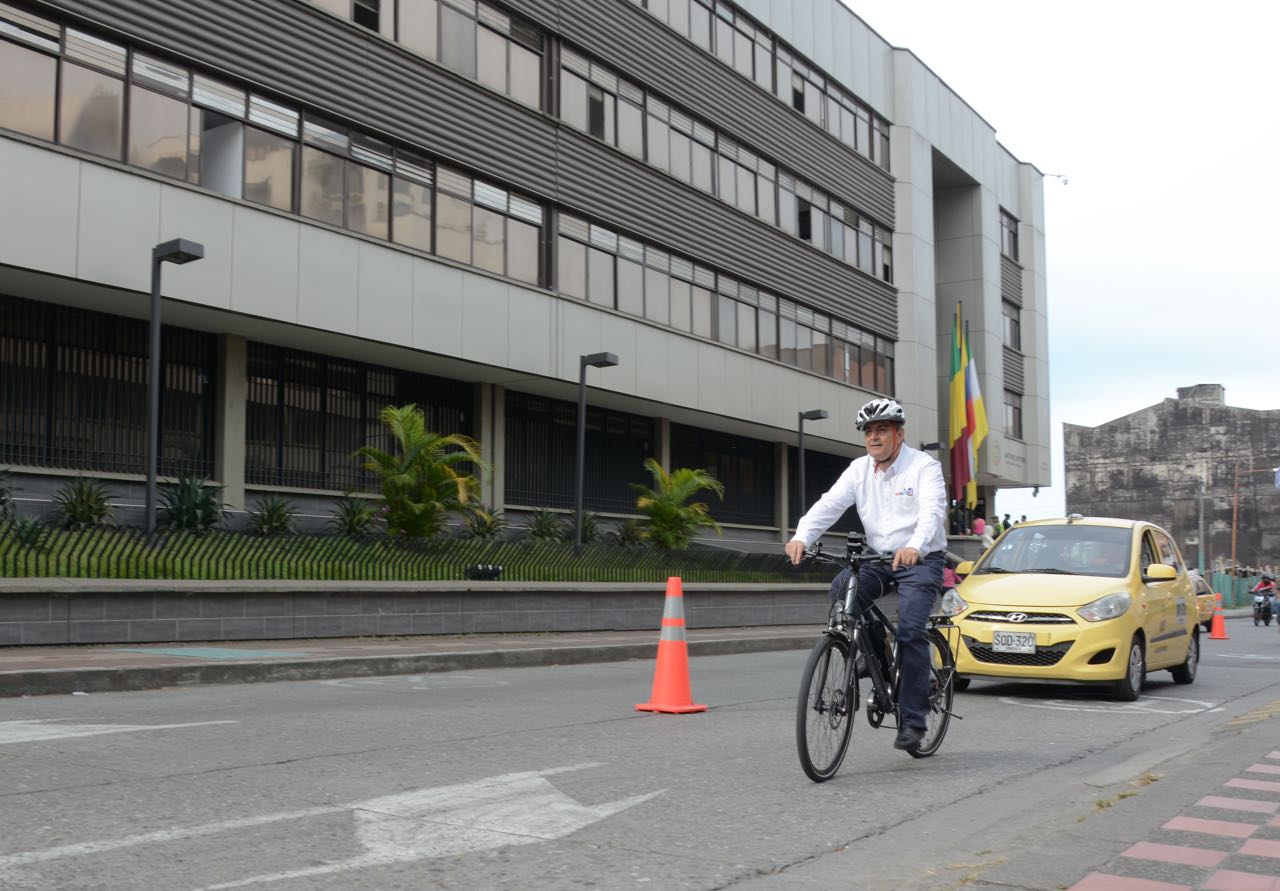 Gobernador del Quindío inauguró punto para estacionamiento de bicicletas en el Centro Administrativo Departamental