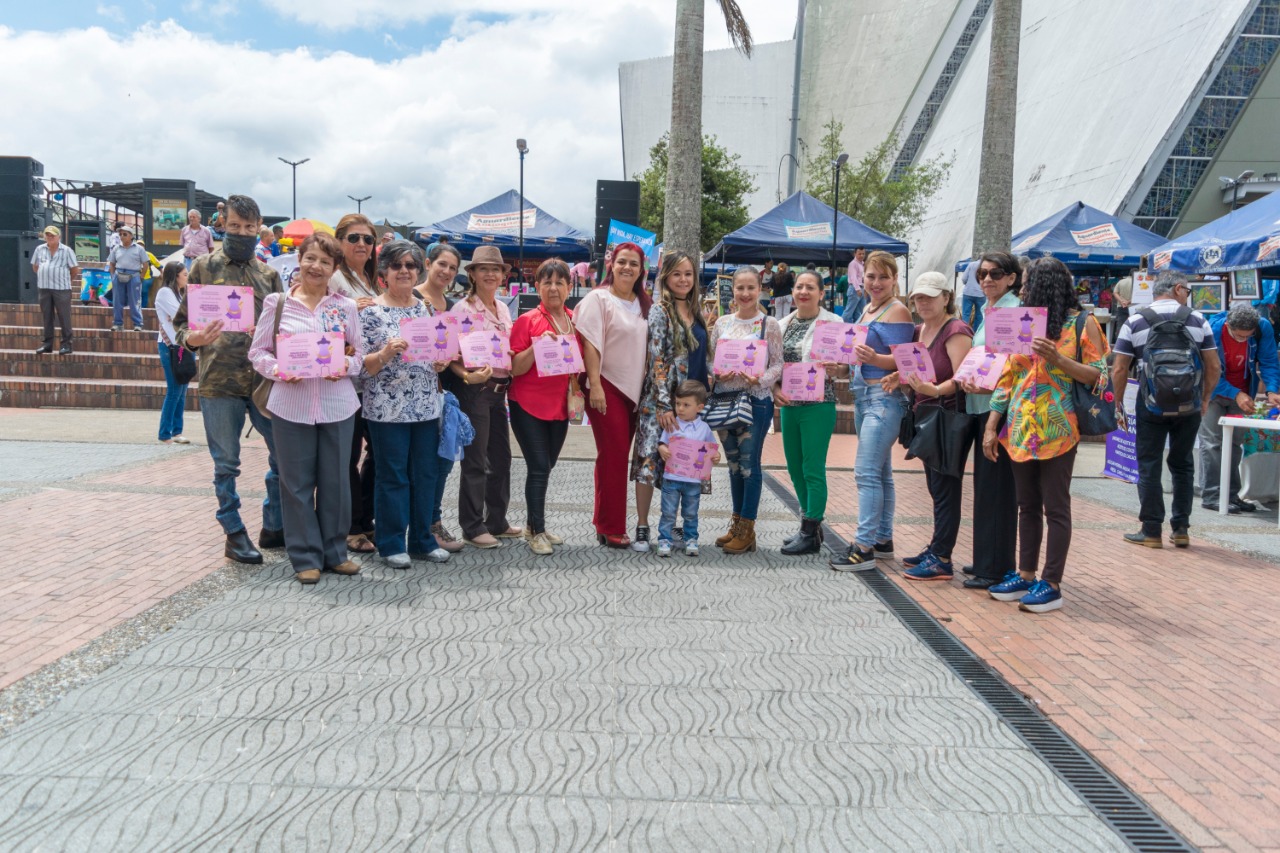 Gestora social entregó insumos a 150 modistas en el Quindío